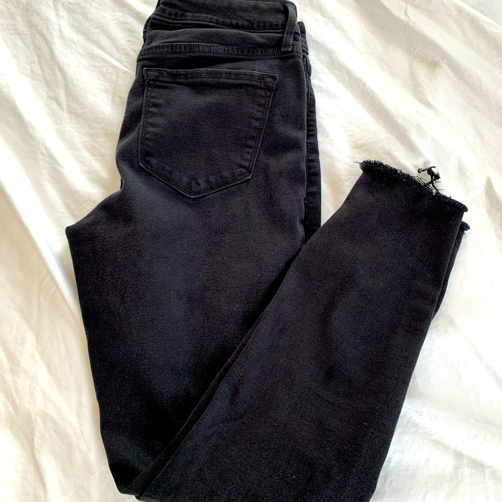 Ripped Rockstar Skinny Old Navy jeans. Size 6. Lightly worn.